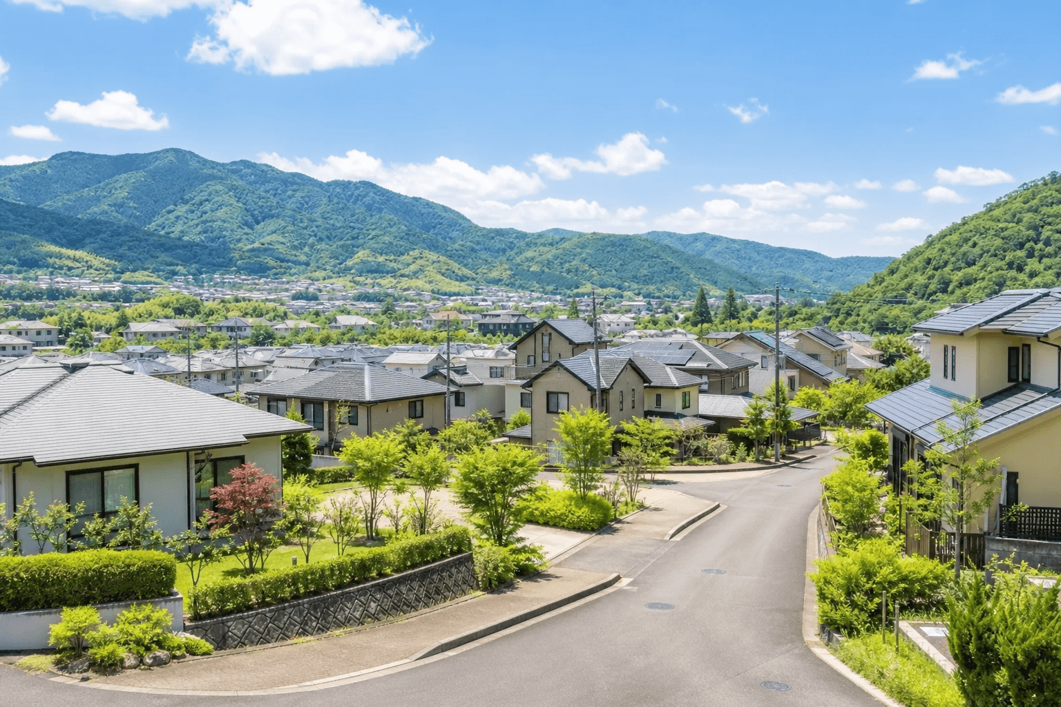 山あいの住宅街の風景